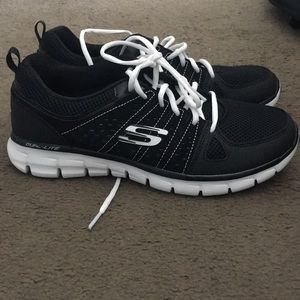 Sketchers memory foam tennis shoes. Never worn